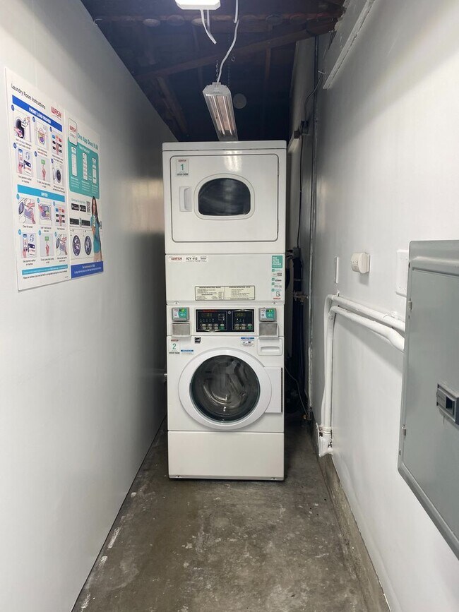 Building Photo - 2 Bed 1 Bath Remodeled Apartment in Long B...