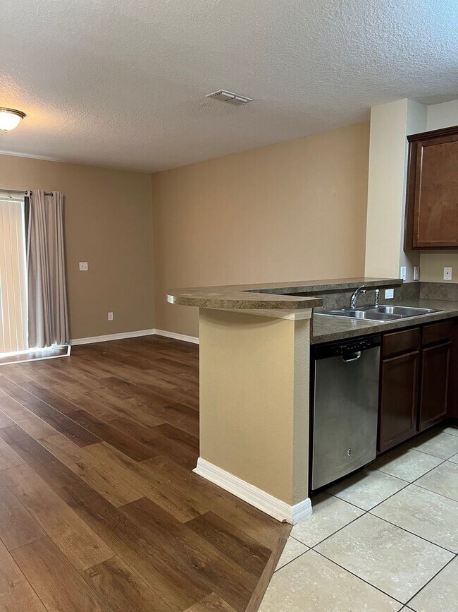 Building Photo - 3/2.5 Two-Story Townhouse with 1 Car Garage in Gated Community- Longwood!