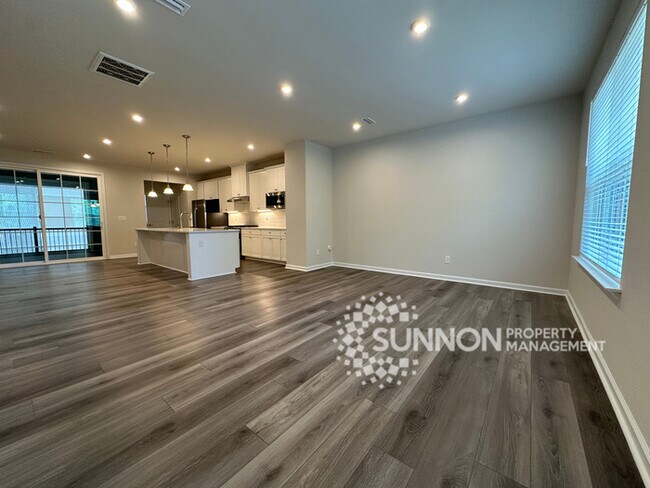 Building Photo - Beautiful 4 Bed 3.5 Bath Townhome minutes ...