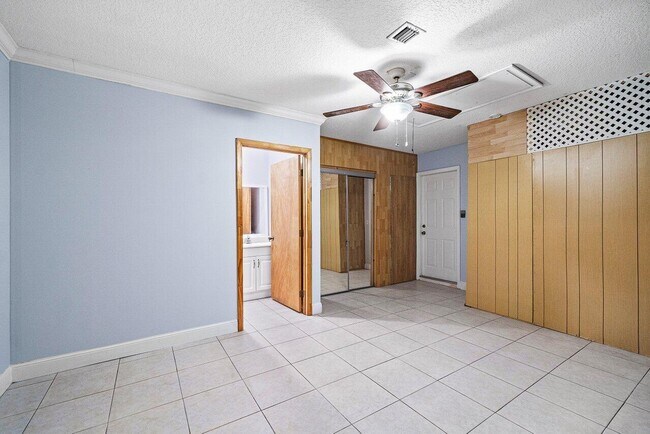 Building Photo - 7600 Cocoanut Dr