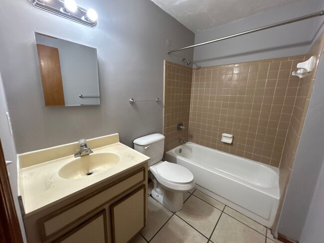 Building Photo - Spacious 1 Bedroom 1 Bathroom! Located Off Ocala Road.