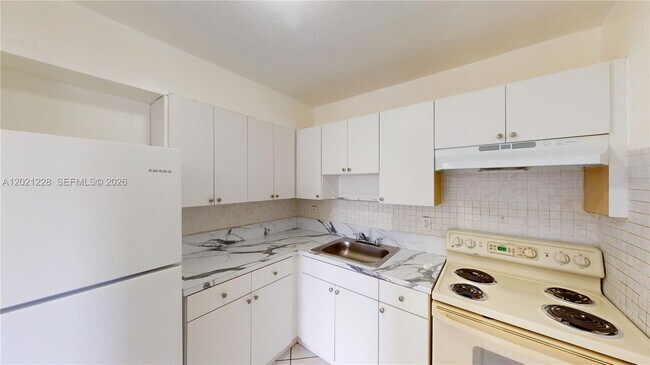 Building Photo - 6842 SW 15th St