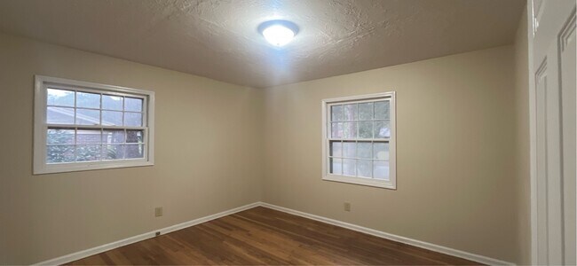 Building Photo - 712 Goodall Ave