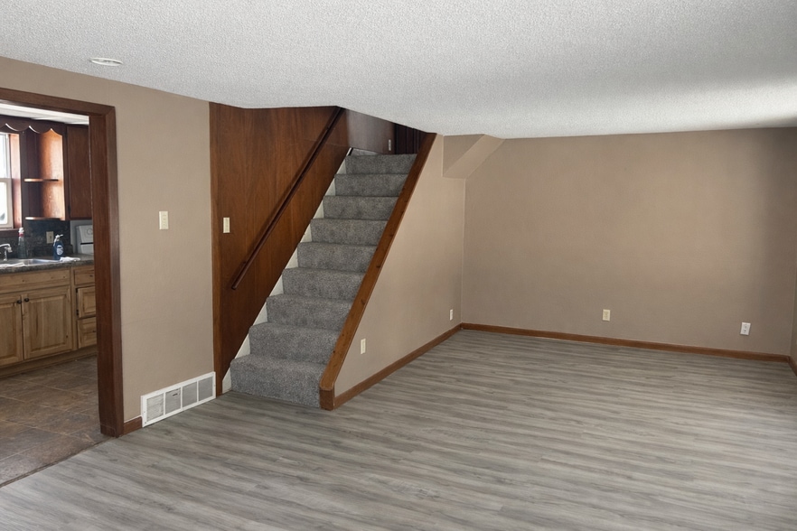 Building Photo - 214 S 4th Ave E