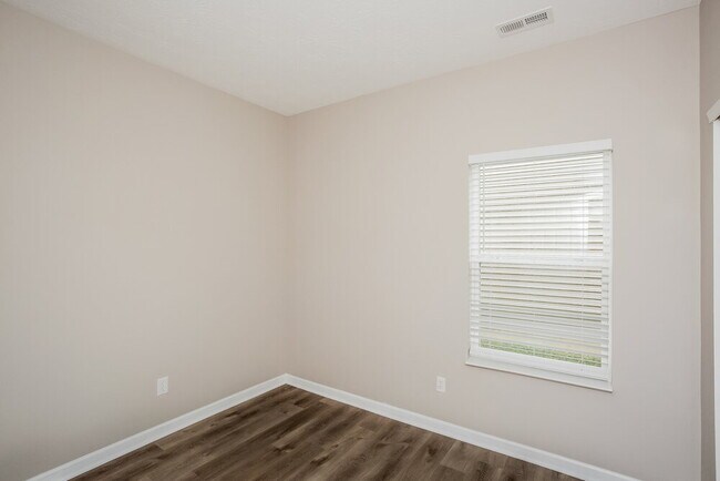 Building Photo - 573 Farnham Dr
