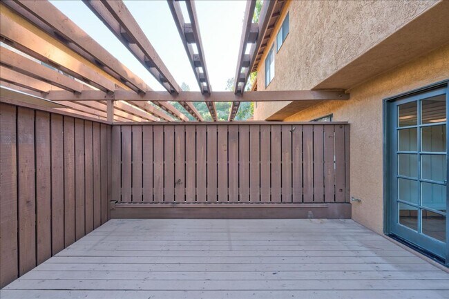 Building Photo - Beautiful End-Unit Townhome Centraly Located