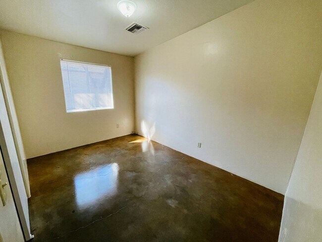 Building Photo - Single Family Home Style Unit w/ A/C, High...