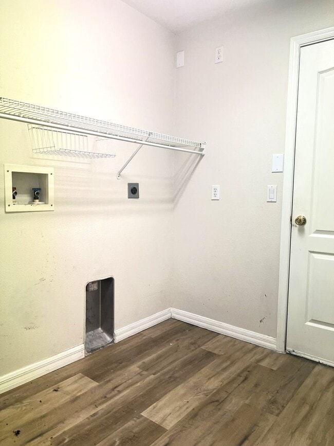 Building Photo - **Spacious 4BR in Gated Spring Glen | Move-In Ready | 2-Car Garage**