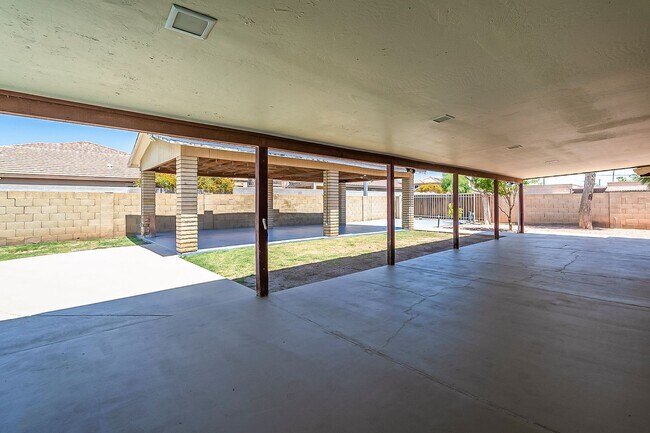 Building Photo - Move in Ready! 3 Bedrooms, 3 Bathrooms & P...