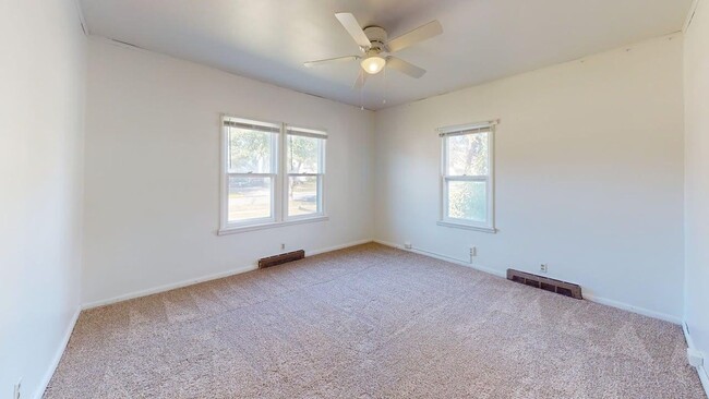 Building Photo - Downtown Ames Duplex - Main Floor Unit