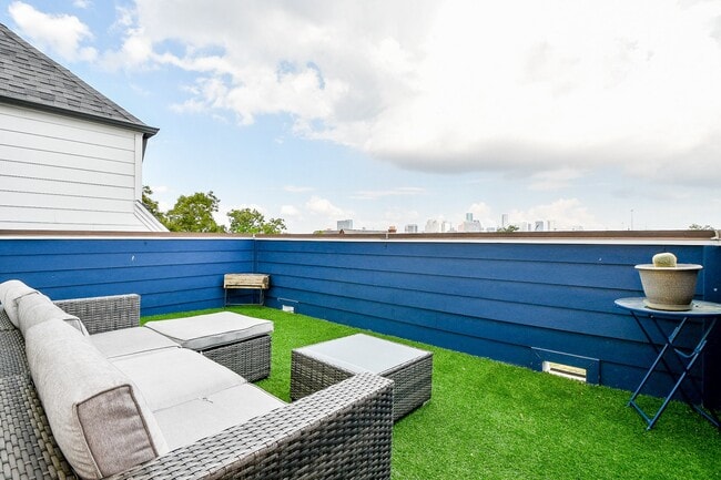 Building Photo - 4604 Chartres St