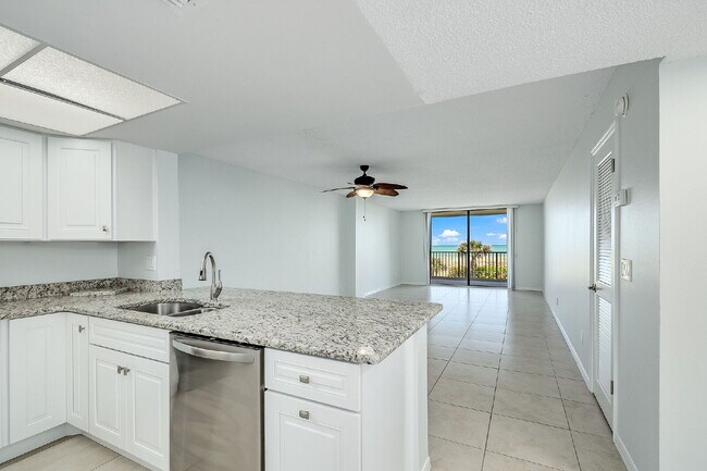 Building Photo - 1/1 Oceanfront condo with resort-like amenities!
