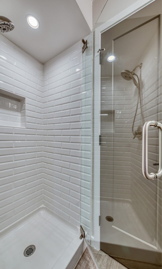 Building Photo - Gorgeous 2 bedroom, 2 bathroom in the Hear...