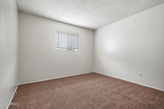 Building Photo - 13 E Desert Dr