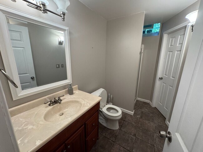 Building Photo - Beautiful 4 bedroom, 3 bath home in Macomb!