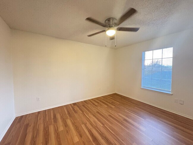 Building Photo - Adorable 2-2 in Arlington