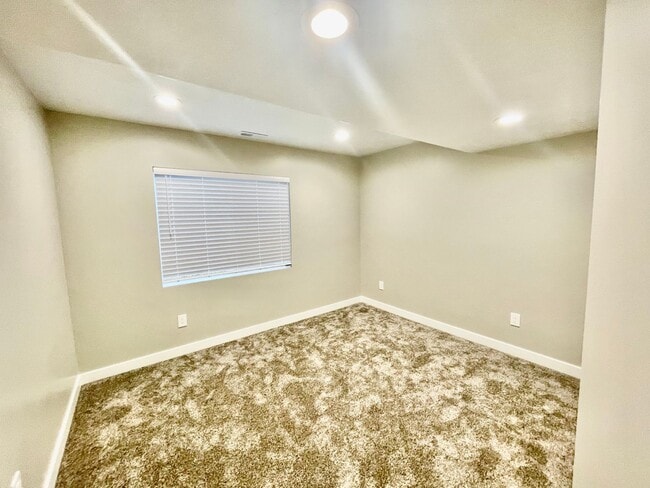 Building Photo - Beautiful Executive Daybreak Home Available!