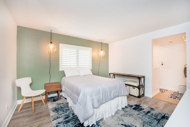 Building Photo - Costa Mesa Newport Heights Stunner!