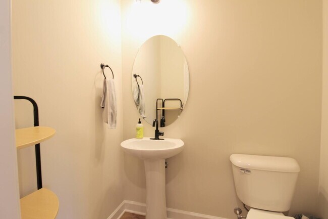 Building Photo - "Impressive 3-Bed Townhouse with Fenced in...