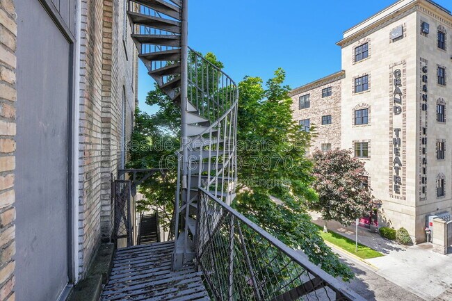 Building Photo - 100 Washington Ave