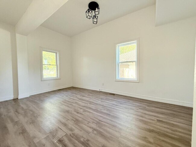 Building Photo - 304 N Roney St