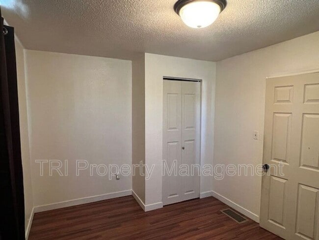 Building Photo - 327 S 2nd St