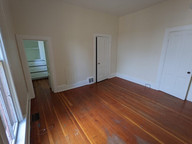 Building Photo - 1804 Mapleton Ave