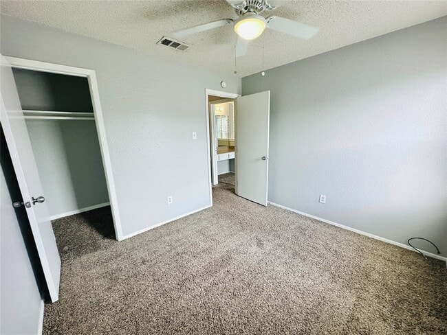 Building Photo - 5305 Woodland Oaks Ct