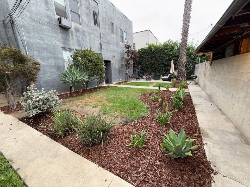 Building Photo - 339 N Orange Dr