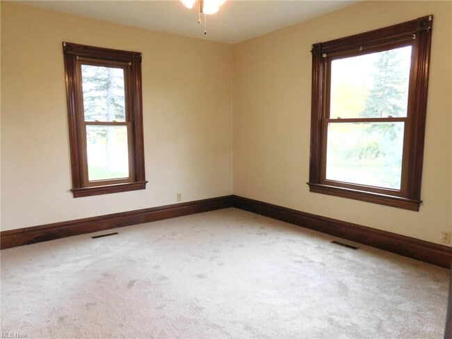 Building Photo - 16 S Hubbard Rd