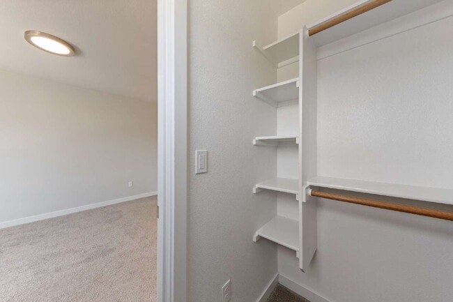 Building Photo - Charming 2-Bed with 2.5 Baths in Newberg
