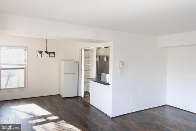 Building Photo - 37 Canterbury Square