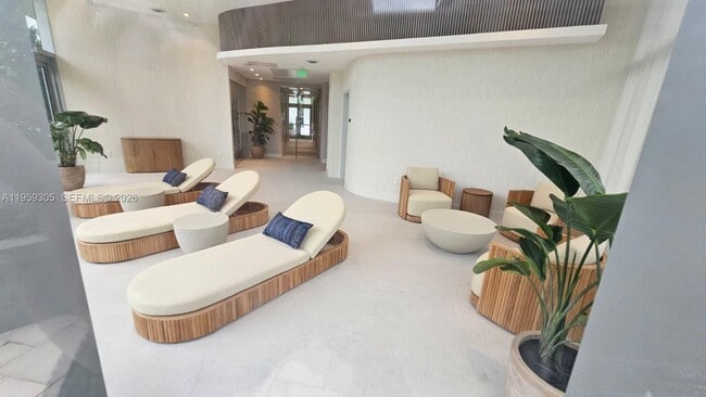 Building Photo - 700 NE 24th St