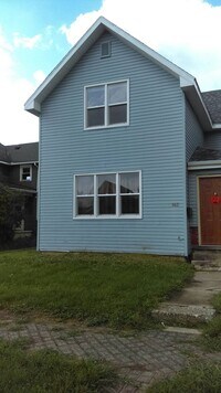 Building Photo - 362 W 5th St