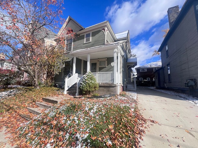 Building Photo - Spacious 4 Bedroom in Heritage Hill!