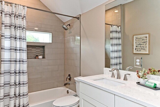 Building Photo - 1202 Cometa St