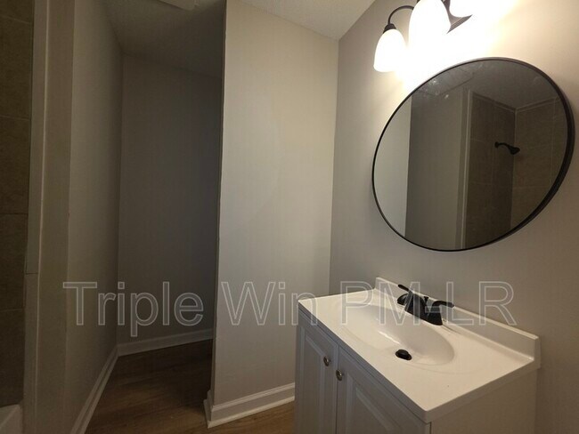 Building Photo - 5505 Crescent Dr