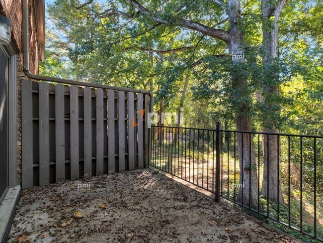 Building Photo - 3083 Colonial Way