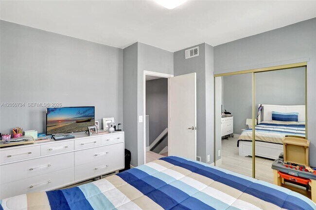 Building Photo - 7921 Sanibel Dr