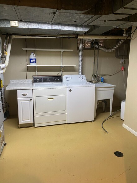 Basement laundry room - 2534 Oliver Rd