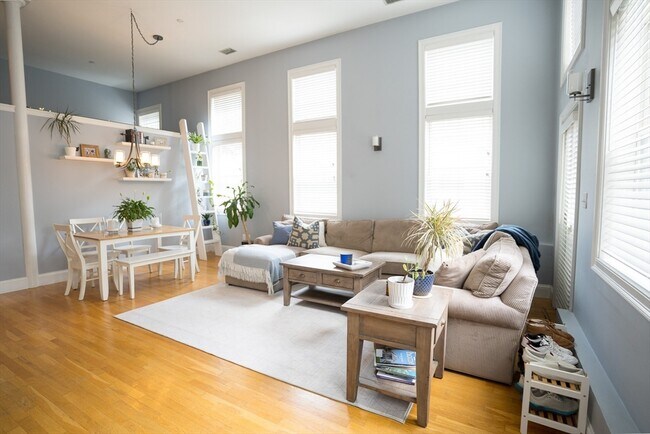 Building Photo - 352 W 3rd St