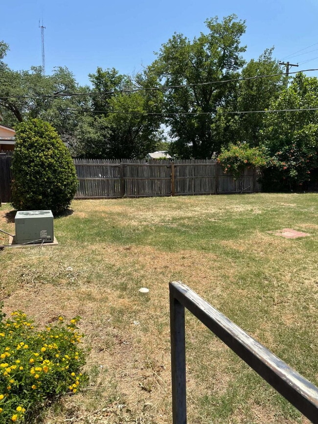 Building Photo - 2/2/1 In a quiet neighborhood - 6 to 9 month lease option available