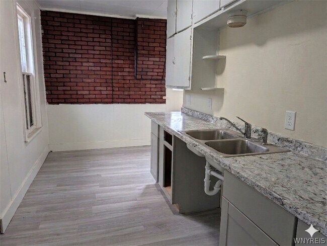 Building Photo - 616 7th St