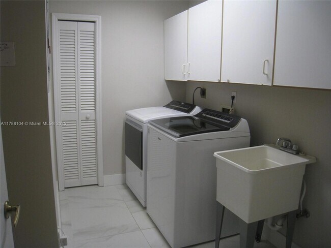 Building Photo - 9818 SW 111th Terrace