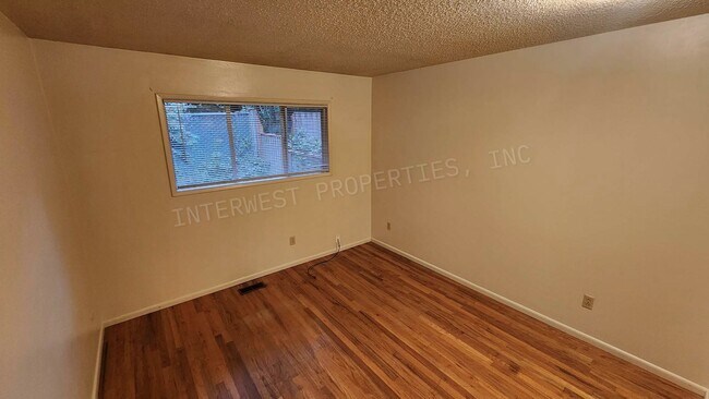 Building Photo - MCCA01