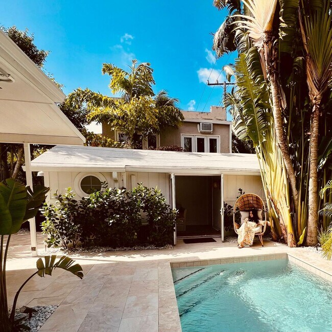 Building Photo - Stunning FULLY FURNISHED 3/2.5 entire hous...