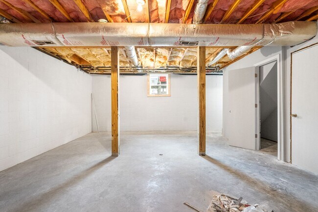 Building Photo - Newly Renovated 3 Bedroom Pet Friendly Hom...