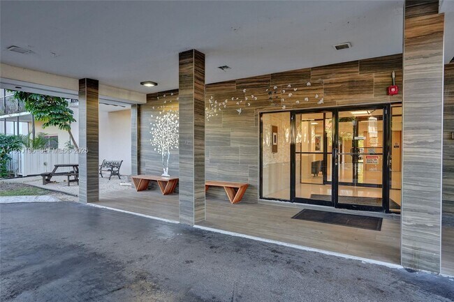 Building Photo - 4164 Inverrary Dr