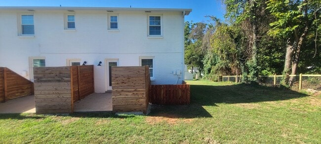Building Photo - 2130 Sharondale Dr