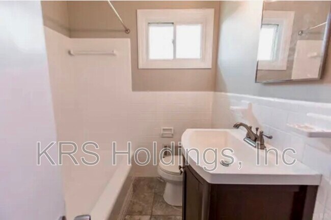 Building Photo - 103 Middleboro Pl